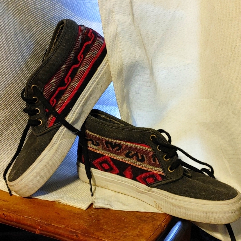 Vans! Womens sz 8.5 low hi-top- light wear